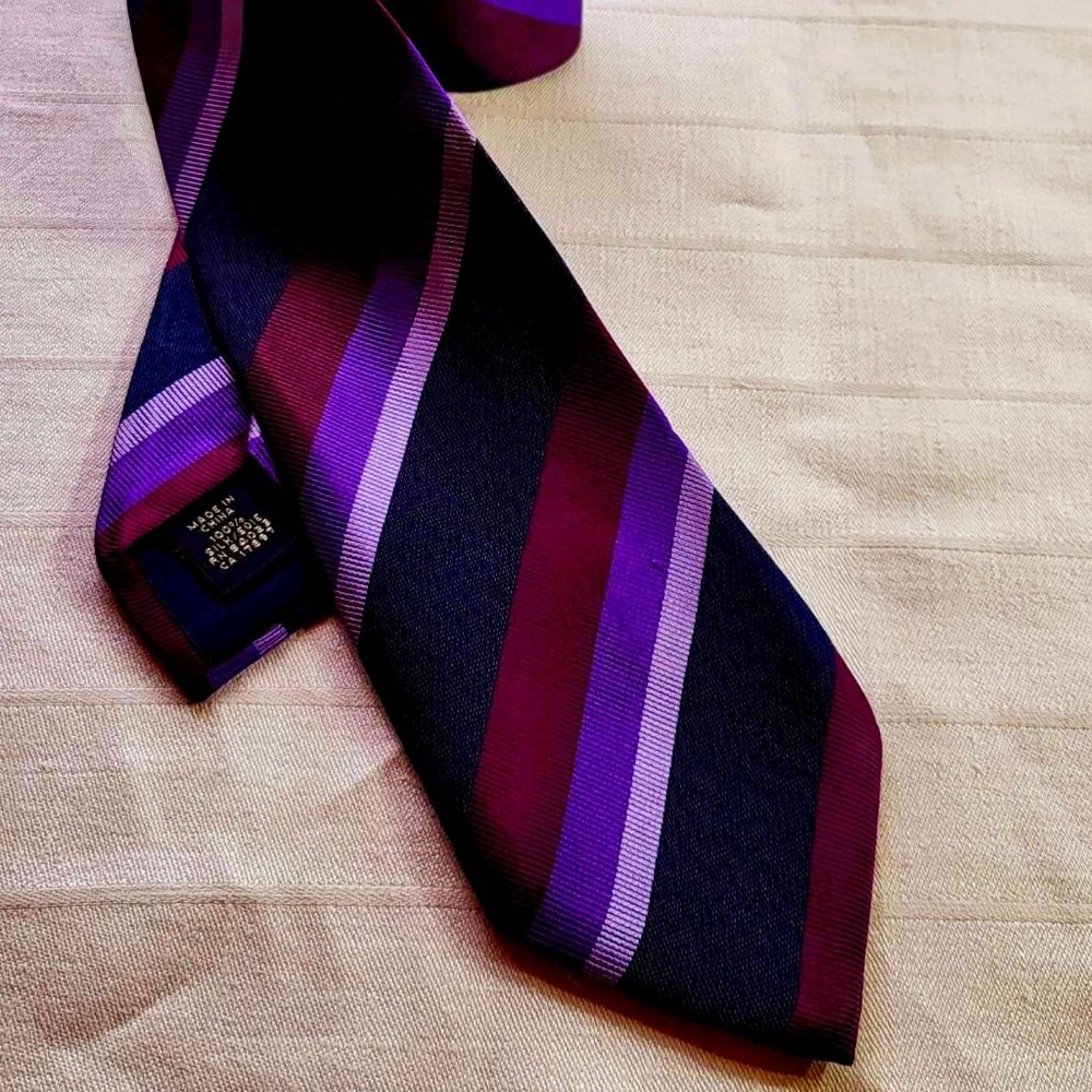 BANANA REPUBLIC Men's SILK Neck tie, purple, lila, & burgundy Striped pattern